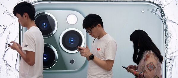 Люди стоят в очереди, чтобы опробовать новый смартфон iPhone 11 Pro (20 сентября 2019). Гонконг - Sputnik Արմենիա