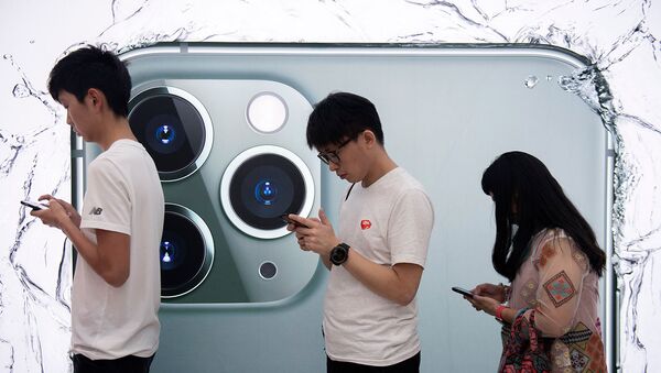 Люди стоят в очереди, чтобы опробовать новый смартфон iPhone 11 Pro (20 сентября 2019). Гонконг - Sputnik Արմենիա