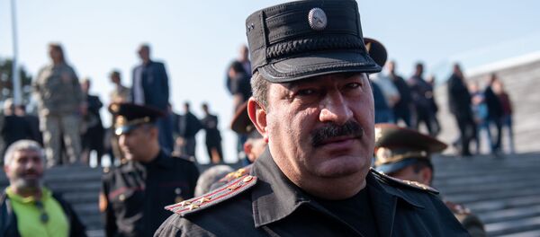 Начальник военной полиции Министерства обороны РА полковник Артур Багдасарян на военном пантеоне «Ераблур» Начальник военной полиции Министерства обороны РА полковник Артур Багдасарян на военном пантеоне «Ераблур» - Sputnik Армения