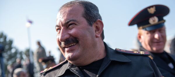 Начальник военной полиции Министерства обороны РА полковник Артур Багдасарян на военном пантеоне «Ераблур» - Sputnik Армения