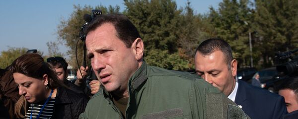 Министр обороны Армении Давид Тоноян на военном пантеоне «Ераблур» - Sputnik Արմենիա