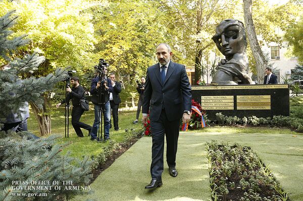 Փաշինյանը հարգանքի տուրք մատուցեց Հոկտեմբերի 27-ի զոհերի հիշատակին Փաշինյանը հարգանքի տուրք մատուցեց Հոկտեմբերի 27-ի զոհերի հիշատակին - Sputnik Արմենիա