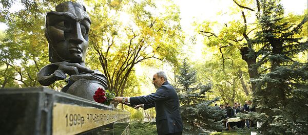 Премьер-министр почтил память жертв 27 октября - Sputnik Արմենիա