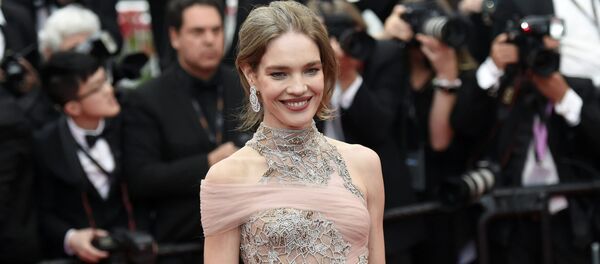 Модель Наталья Водянова на красной дорожке премьеры фильма Прекрасная эпоха (La belle epoque) в рамках 72-го Каннского кинофестиваля (20 мая 2019). Канны - Sputnik Армения