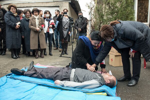 Учения МЧС. Эвакуация жителей в случае пожара Учения МЧС. Эвакуация жителей в случае пожара - Sputnik Армения