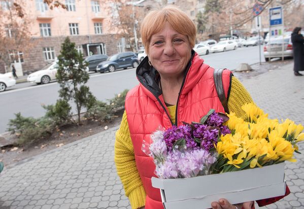 Գարնանային ծաղիկներ՝ ձնծաղիկ ու մանուշակ  վաճառողը - Sputnik Արմենիա