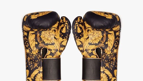 Versace выпустили боксерские перчатки Barocco - Sputnik Армения