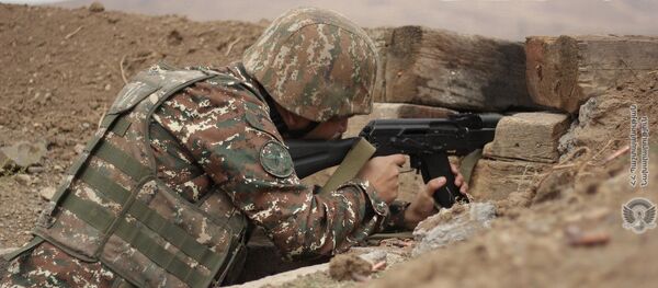 Армянский военнослужащий на тренировке по стрельбе Армянский военнослужащий на тренировке по стрельбе - Sputnik Արմենիա