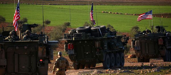 Колонна бронетехники американских войск проезжает вблизи деревни Яланли, расположенной на западной окраине северного сирийского города Манбидж (5 марта 2017). Сирия - Sputnik Արմենիա