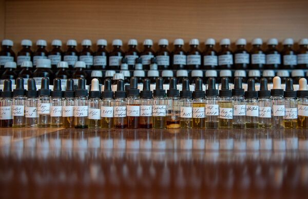 «Իսկ տանն ամեն ինչ այլ է». Ֆրանսիան «գրաված» հայ պարֆյումերի դժվարությունները հայրենիքում «Իսկ տանն ամեն ինչ այլ է». Ֆրանսիան «գրաված» հայ պարֆյումերի դժվարությունները հայրենիքում - Sputnik Արմենիա