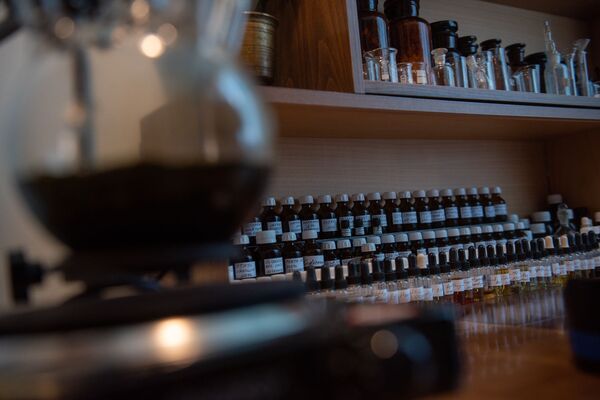 «Իսկ տանն ամեն ինչ այլ է». Ֆրանսիան «գրաված» հայ պարֆյումերի դժվարությունները հայրենիքում «Իսկ տանն ամեն ինչ այլ է». Ֆրանսիան «գրաված» հայ պարֆյումերի դժվարությունները հայրենիքում - Sputnik Արմենիա