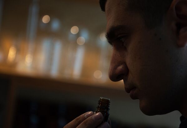 «Իսկ տանն ամեն ինչ այլ է». Ֆրանսիան «գրաված» հայ պարֆյումերի դժվարությունները հայրենիքում «Իսկ տանն ամեն ինչ այլ է». Ֆրանսիան «գրաված» հայ պարֆյումերի դժվարությունները հայրենիքում - Sputnik Արմենիա