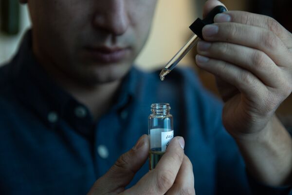 «Իսկ տանն ամեն ինչ այլ է». Ֆրանսիան «գրաված» հայ պարֆյումերի դժվարությունները հայրենիքում «Իսկ տանն ամեն ինչ այլ է». Ֆրանսիան «գրաված» հայ պարֆյումերի դժվարությունները հայրենիքում - Sputnik Արմենիա