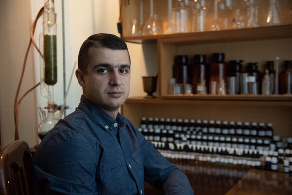 «Իսկ տանն ամեն ինչ այլ է». Ֆրանսիան «գրաված» հայ պարֆյումերի դժվարությունները հայրենիքում «Իսկ տանն ամեն ինչ այլ է». Ֆրանսիան «գրաված» հայ պարֆյումերի դժվարությունները հայրենիքում - Sputnik Արմենիա