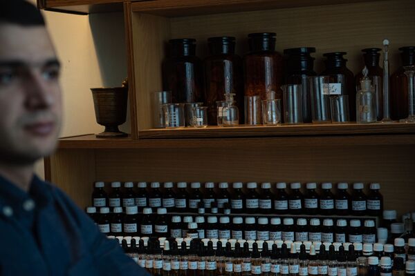 «Իսկ տանն ամեն ինչ այլ է». Ֆրանսիան «գրաված» հայ պարֆյումերի դժվարությունները հայրենիքում «Իսկ տանն ամեն ինչ այլ է». Ֆրանսիան «գրաված» հայ պարֆյումերի դժվարությունները հայրենիքում - Sputnik Արմենիա