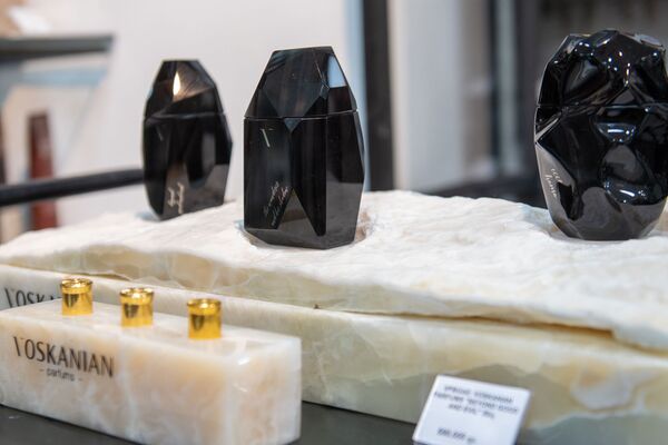 «Իսկ տանն ամեն ինչ այլ է». Ֆրանսիան «գրաված» հայ պարֆյումերի դժվարությունները հայրենիքում «Իսկ տանն ամեն ինչ այլ է». Ֆրանսիան «գրաված» հայ պարֆյումերի դժվարությունները հայրենիքում - Sputnik Արմենիա