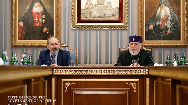 Նիկոլ Փաշինյանն ու Ամենայն հայոց եկեղեցին - Sputnik Արմենիա