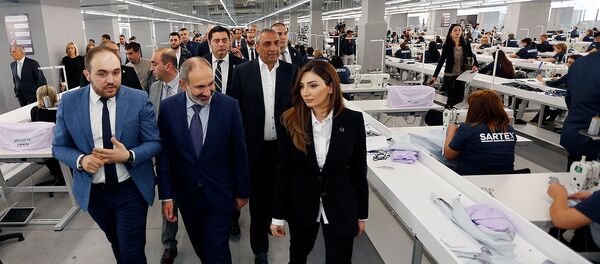 Премьер-министр Никол Пашинян на открытии новых фабрик по пошиву одежды (1 ноября 2019). Еревaн - Sputnik Армения