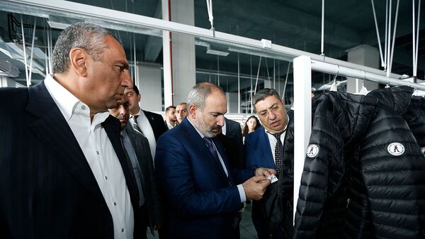 Премьер-министр Никол Пашинян на открытии новых фабрик по пошиву одежды (1 ноября 2019). Еревaн - Sputnik Армения