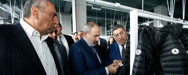 Премьер-министр Никол Пашинян на открытии новых фабрик по пошиву одежды (1 ноября 2019). Еревaн - Sputnik Армения