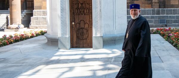 Католикос Гарегин Второй во внутреннем дворике отреставрированной резиденции Католикоса - Sputnik Արմենիա