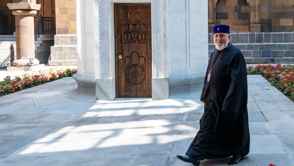Католикос Гарегин Второй во внутреннем дворике отреставрированной резиденции Католикоса - Sputnik Արմենիա