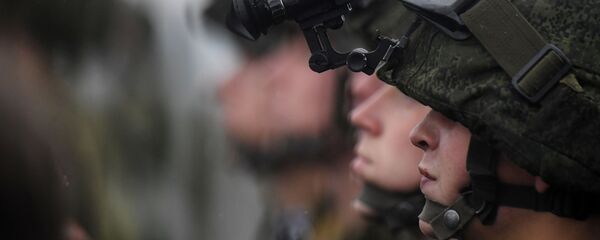 Военнослужащий с прибором ночного видения  - Sputnik Արմենիա