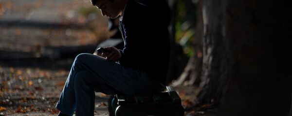 Парень со смартфоном - Sputnik Արմենիա