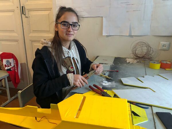 Ավիամոդելավորում և հրթիռաշինություն. Գյումրիում նաև աղջիկներն են թռչող սարքեր ստեղծում Ավիամոդելավորում և հրթիռաշինություն. Գյումրիում նաև աղջիկներն են թռչող սարքեր ստեղծում - Sputnik Արմենիա