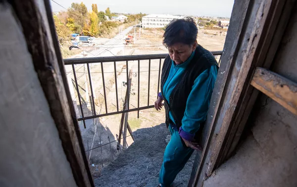 Жительница общежития в селе Дарбник Стелла Арутюнян Жительница общежития в селе Дарбник Стелла Арутюнян - Sputnik Армения