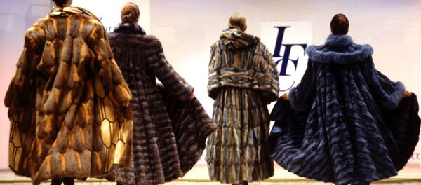 Показ моделей мехового манто Показ моделей мехового манто - Sputnik Արմենիա