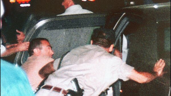 Անվտանգության աշխատակիցները փորձում են ավտոմեքենա նստեցնել մահացու վիրավորում ստացած Իցհակ Ռաբինին։ 4 նոյեմբերի, 1995 - Sputnik Արմենիա