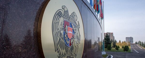 Герб Армении и флаги стран-участниц Парламентской ассамблеи ОДКБ перед зданием минобороны Армении (5 ноября 2019). Еревaн - Sputnik Армения