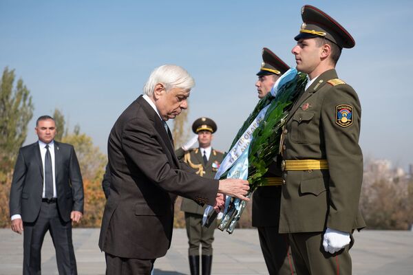 Հունաստանի նախագահ Պրոկոպիոս Պավլոպուլոսն այցելել է Ծիծեռնակաբերդի հուշահամալիր - Sputnik Արմենիա