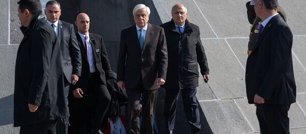 Президент Греции Прокопис Павлопулос в мемориальном комплексе Цицернакаберд (5 ноября 2019). Еревaн - Sputnik Армения