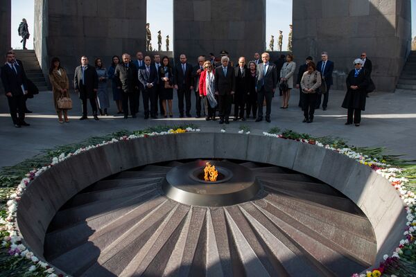 Հունաստանի նախագահ Պրոկոպիոս Պավլոպուլոսն այցելել է Ծիծեռնակաբերդի հուշահամալիր - Sputnik Արմենիա