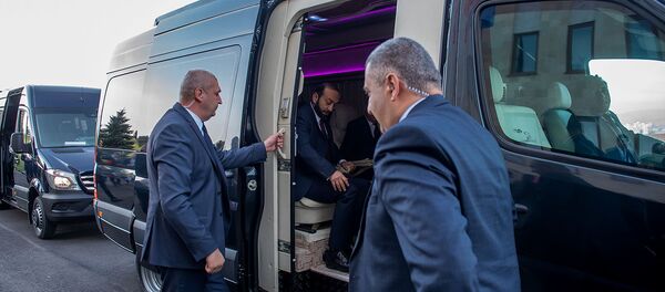 Участники заседания Парламентской ассамблеи ОДКБ прибывают на бронированном микроавтобусе (5 ноября 2019). Еревaн - Sputnik Արմենիա
