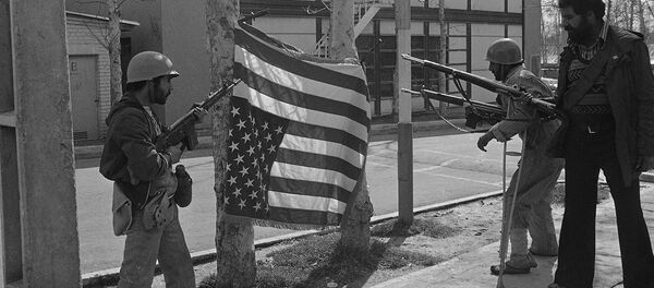 Иранские повстанцы с перевернутым американским флагом в Султанабадском гарнизоне к северо-востоку от Тегерана (12 февраля 1979). Иран - Sputnik Արմենիա