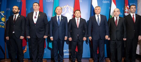 Главы делегаций Парламентской ассамблеи ОДКБ на церемонии фотографирования перед началом заседания (5 ноября 2019). Еревaн - Sputnik Армения