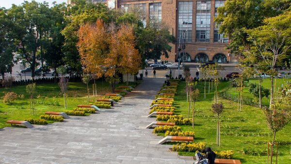 Сад перед зданием Ереванcкого цирка - Sputnik Արմենիա