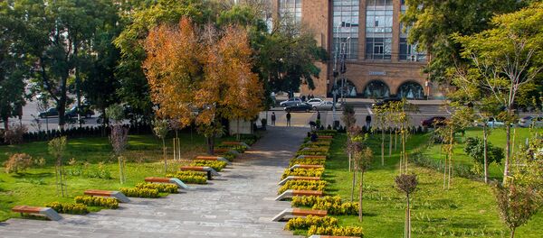 Сад перед зданием Ереванcкого цирка Сад перед зданием Ереванcкого цирка - Sputnik Արմենիա