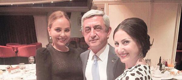 Совместная фотография Орнеллы Мути с президентом Армении Сержем Саргсяном и его дочерью Ануш Минасян Совместная фотография Орнеллы Мути с президентом Армении Сержем Саргсяном и его дочерью Ануш Минасян - Sputnik Армения