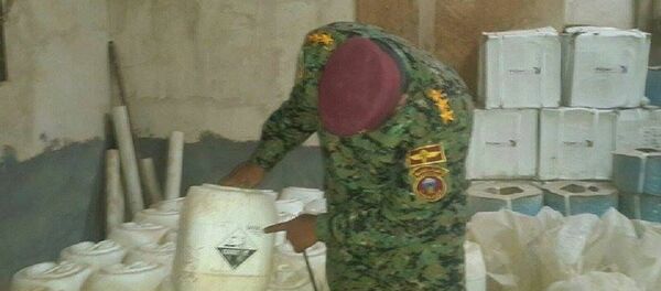 Бойцы народного ополчения провинции Анбар в Ираке обнаружили два склада с химическим оружием в промышленном районе на западе города эр-Рамади Бойцы народного ополчения провинции Анбар в Ираке обнаружили два склада с химическим оружием в промышленном районе на западе города эр-Рамади - Sputnik Армения