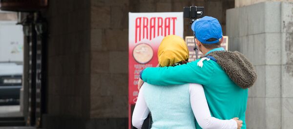 Туристы из Ирана  фотографируются в Ереване - Sputnik Армения