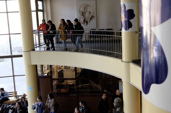 Специалисты и так знают английский и русский лучше армянского - забастовка в ЕГУ - Sputnik Армения