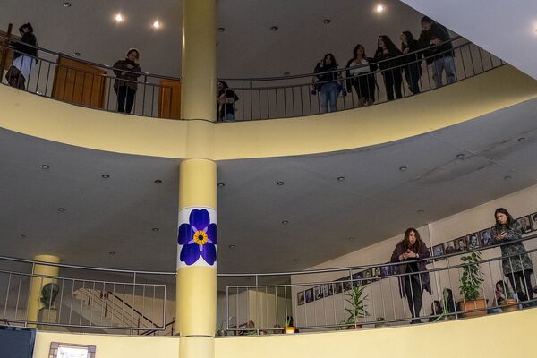 Специалисты и так знают английский и русский лучше армянского - забастовка в ЕГУ - Sputnik Армения