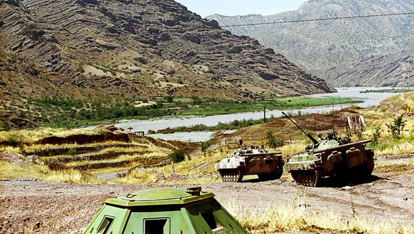 Боевой дозор 149-го мотострелкового полка 201-й мотострелковой дивизии ВС РФ на 11-й погранзаставе у реки Пяндж в Таджикистане. - Sputnik Армения