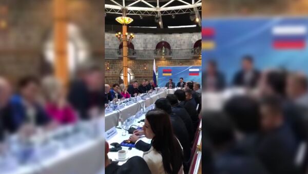 На Заседании Межпарламенской комиссии спел Депутат песню Черный ворон - Sputnik Армения