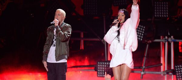 Эминем и Рианна выступают на сцене MTV Movie Awards (13 апреля 2014). Лос-Анджелес Эминем и Рианна выступают на сцене MTV Movie Awards (13 апреля 2014). Лос-Анджелес - Sputnik Արմենիա