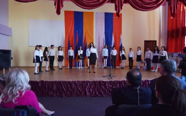 Հայ և ռուս պատգամավորներն այցը Գյումրու №23 դպրոց - Sputnik Արմենիա